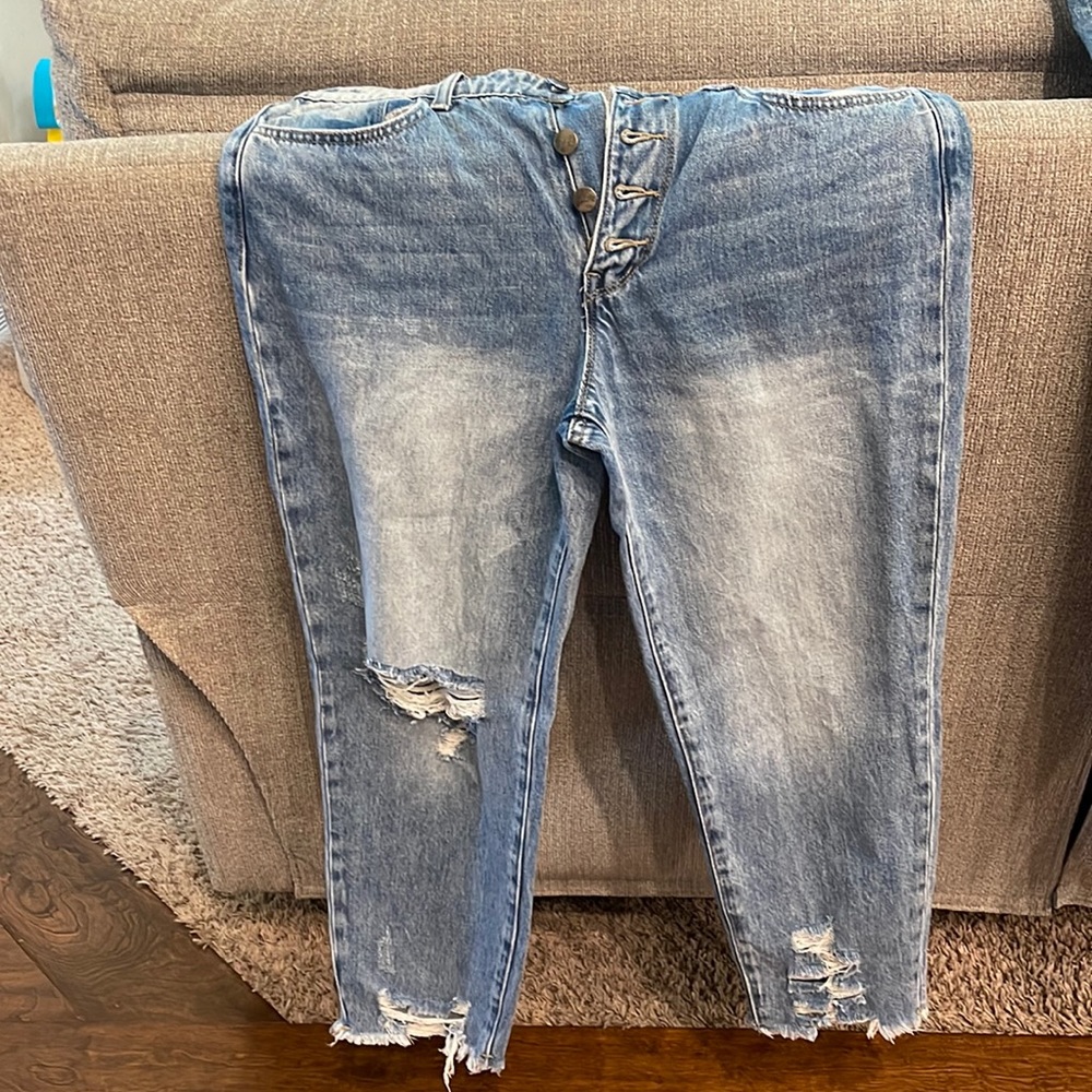 Cropped distressed jeans
